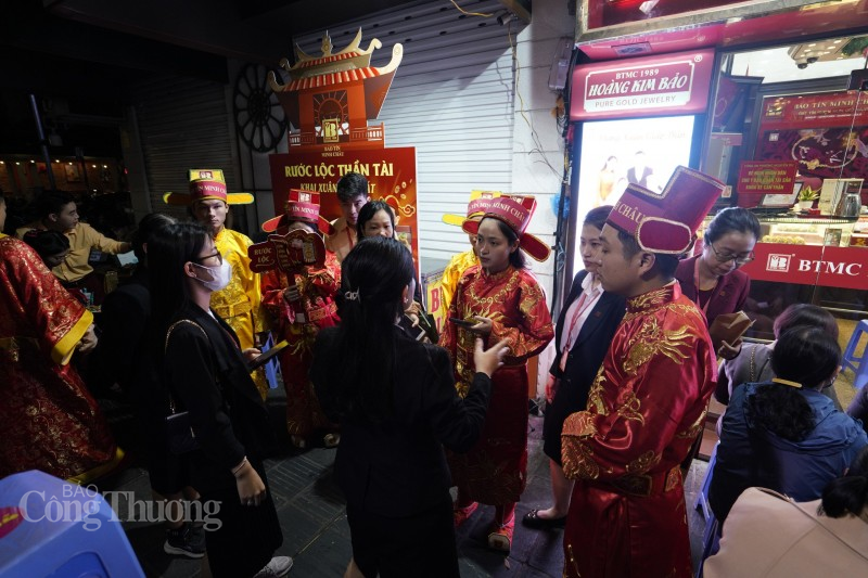 Nhân viên tại một cửa hàng vàng được phân công giao việc trước khi mở cửa Nhân viên tại một cửa hàng vàng được phân công giao việc trước khi mở cửa