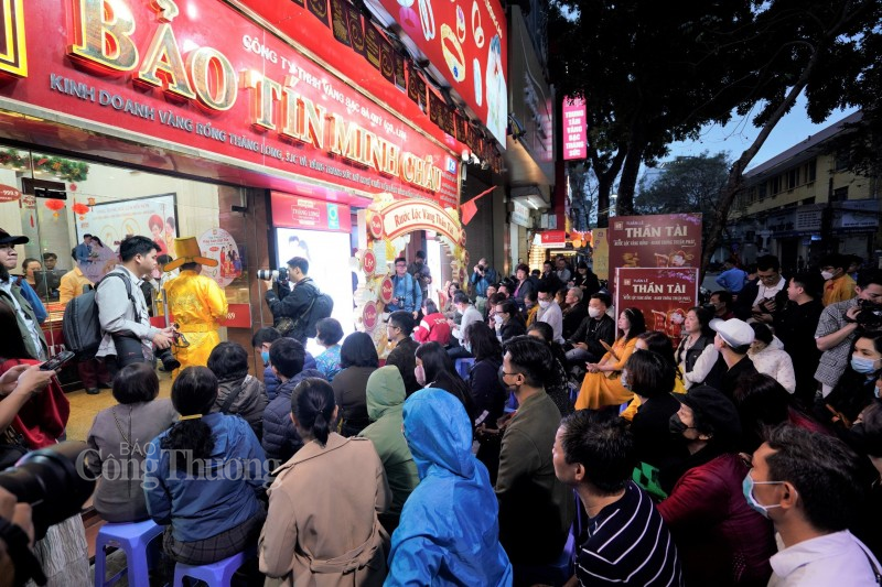 Bền ngoài cửa hàng Bảo tín Minh Châu, người Hà Nội xếp hàng từ sớm chờ mua vàng lấy may Ngày Vía Thần Tài Bền ngoài cửa hàng Bảo tín Minh Châu, người Hà Nội xếp hàng từ sớm chờ mua vàng lấy may Ngày Vía Thần Tài
