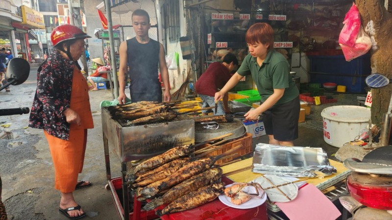 TP. Hồ Chí Minh: Heo quay, cá lóc nướng đắt hàng trong ngày vía Thần tài