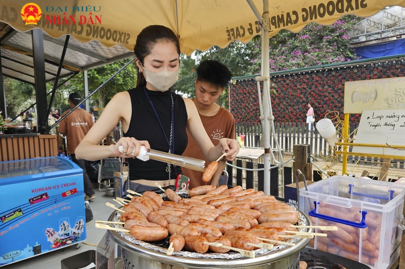 Kinh doanh rầm rộ ở bãi đá sông Hồng, ngang nhiên thu tiền vào cổng với giá chát nhưng không có vé