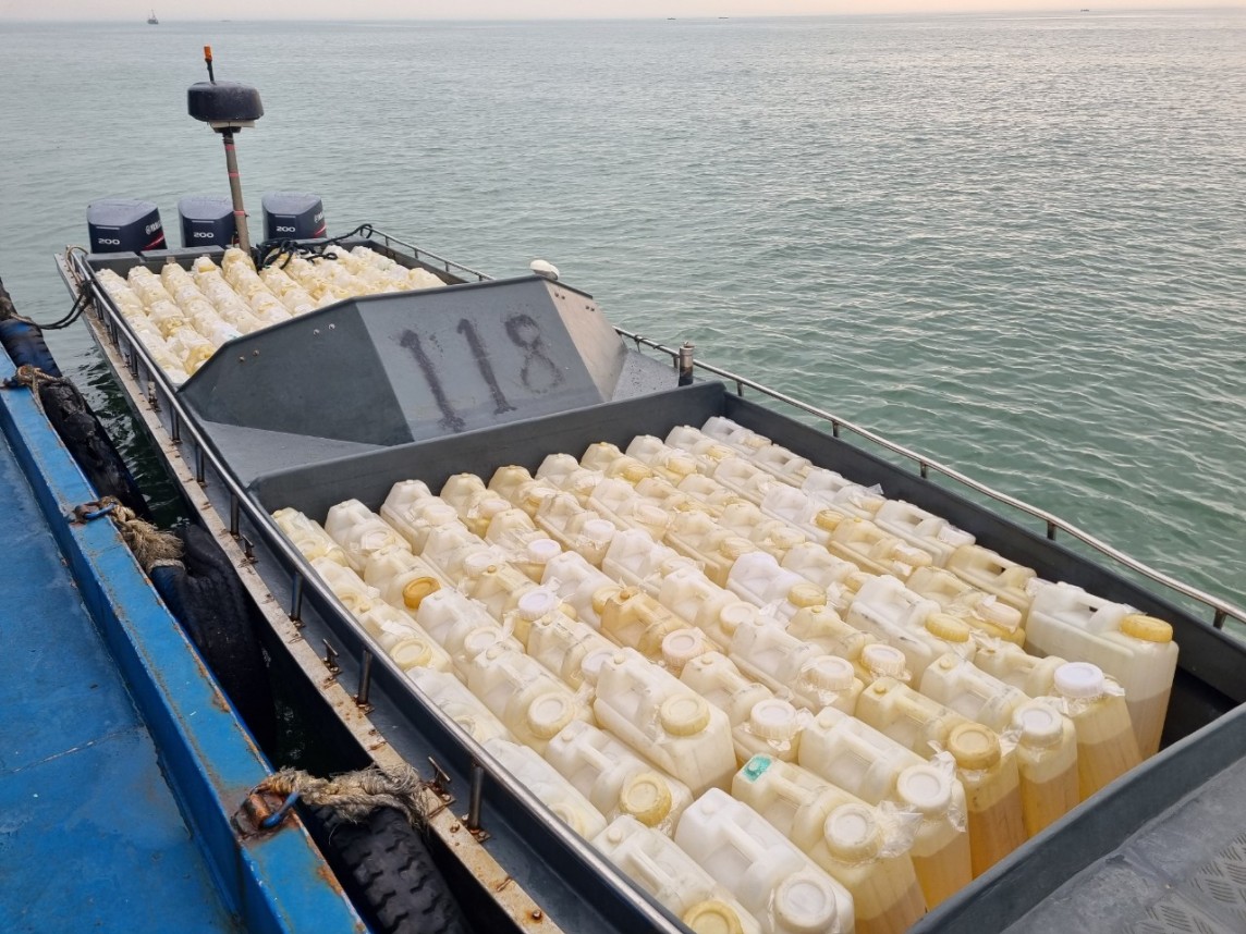 Lực lượng chức năng Phối hợp bắt giữ phương tiện chở 250 can xăng không hóa đơn, chứng từ