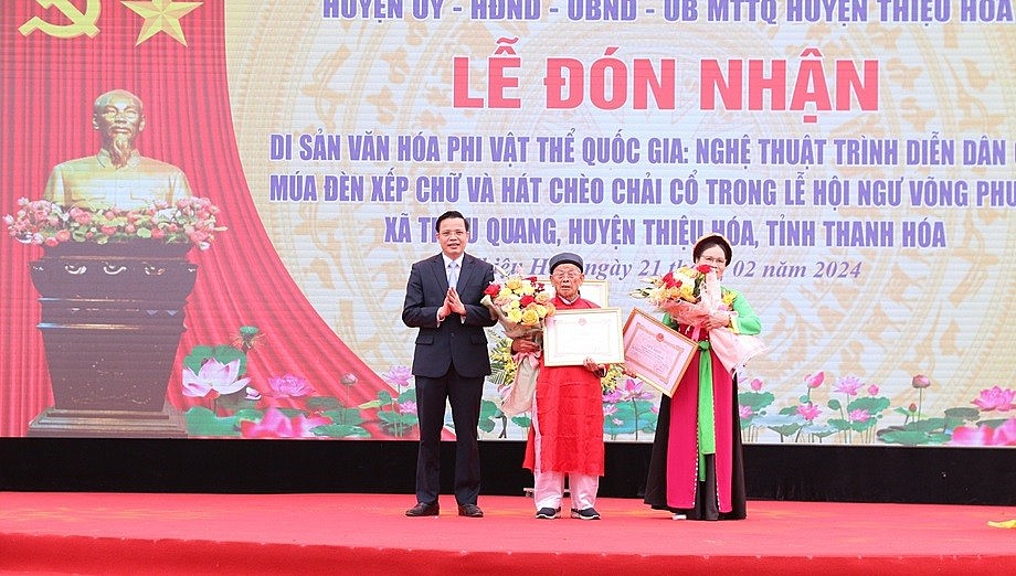 Thanh Hóa: Múa đèn xếp chữ và hát chèo chải cổ đón nhận Di sản văn hoá phi vật thể Quốc gia