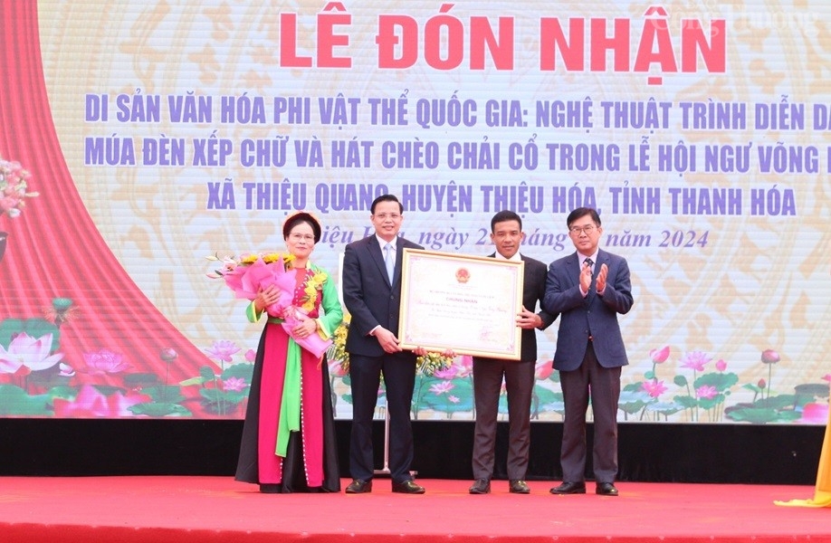 Thanh Hóa: Múa đèn xếp chữ và hát chèo chải cổ đón nhận Di sản văn hoá phi vật thể Quốc gia