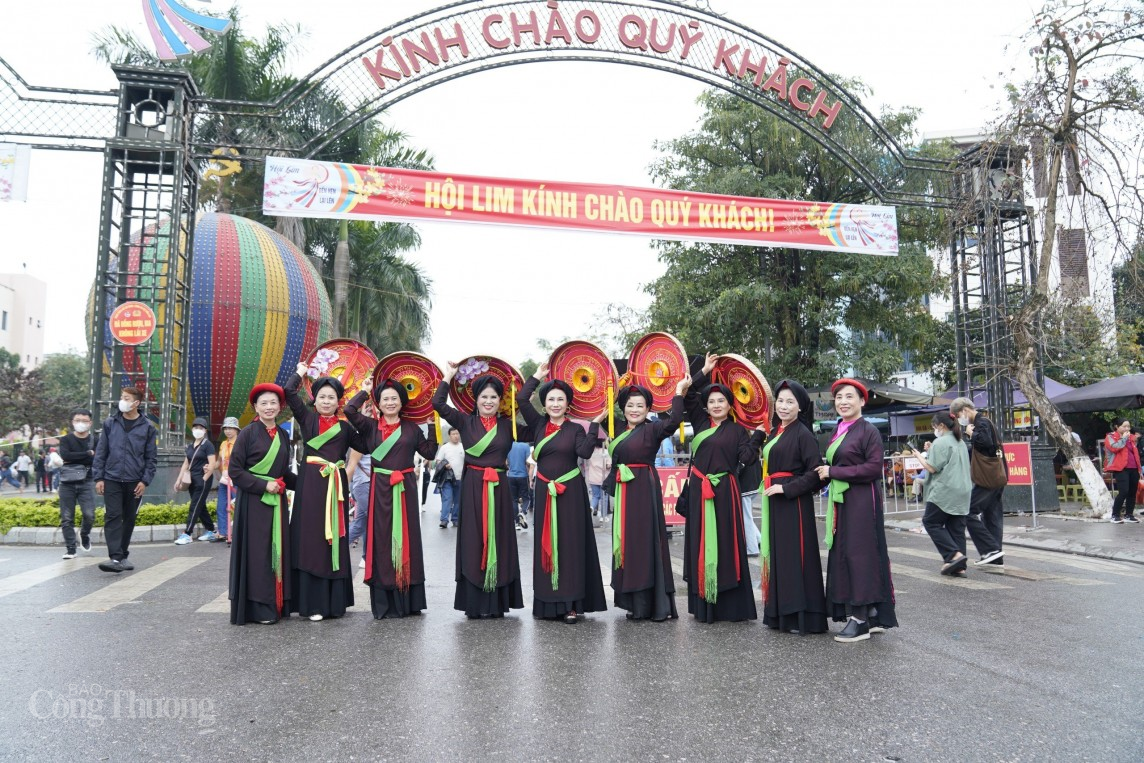 Hàng vạn người đội mưa về Bắc Ninh trẩy hội Lim 2024 Hàng vạn người đội mưa về Bắc Ninh trẩy hội Lim 2024