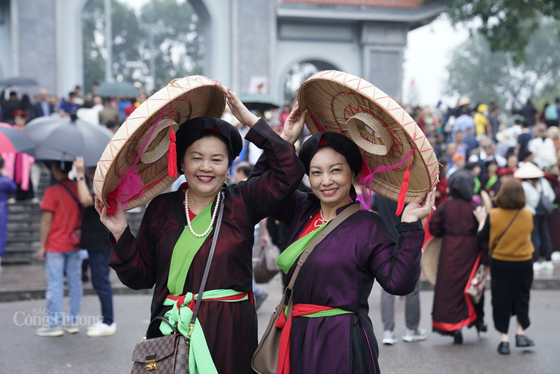 Hàng vạn người đội mưa về Bắc Ninh trẩy hội Lim 2024 Hàng vạn người đội mưa về Bắc Ninh trẩy hội Lim 2024
