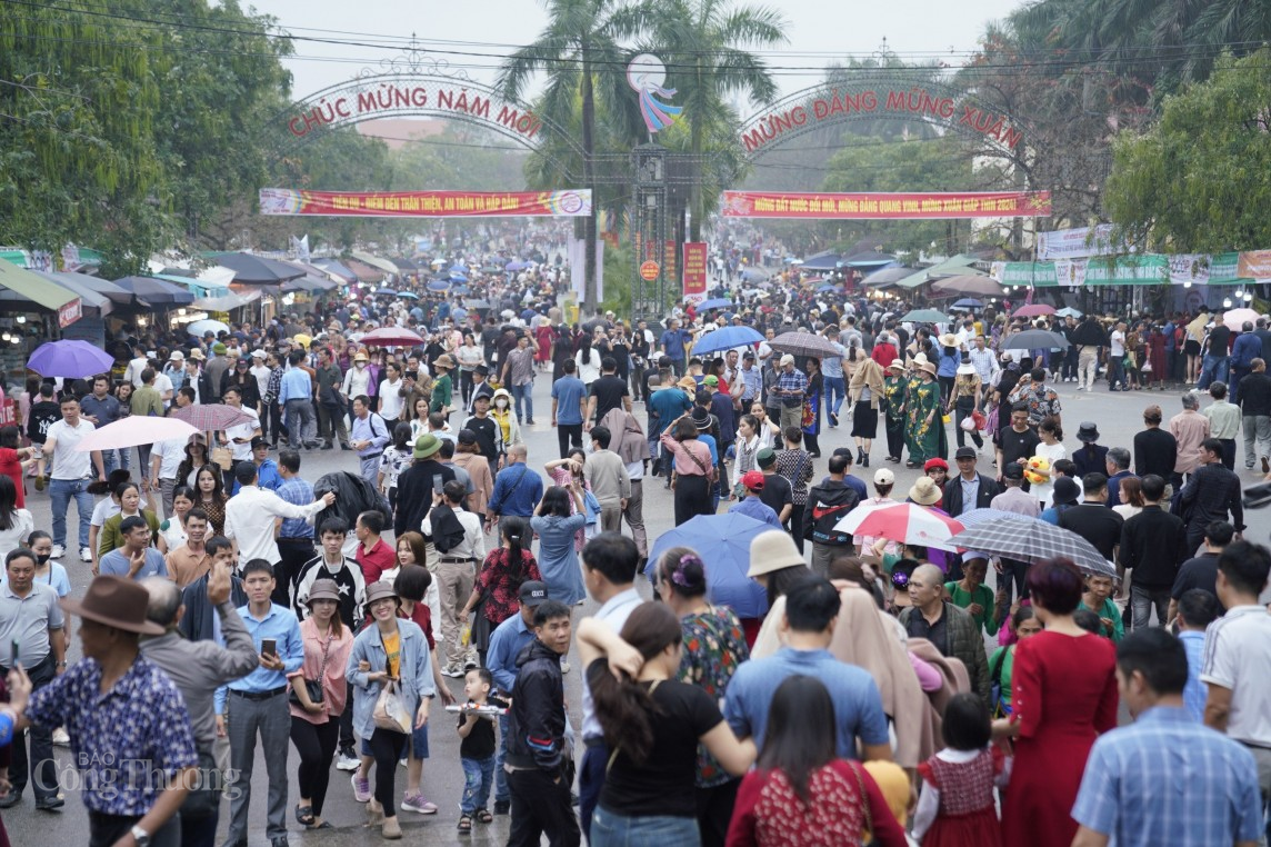 Hàng vạn người đội mưa về Bắc Ninh trẩy hội Lim 2024 Hàng vạn người đội mưa về Bắc Ninh trẩy hội Lim 2024