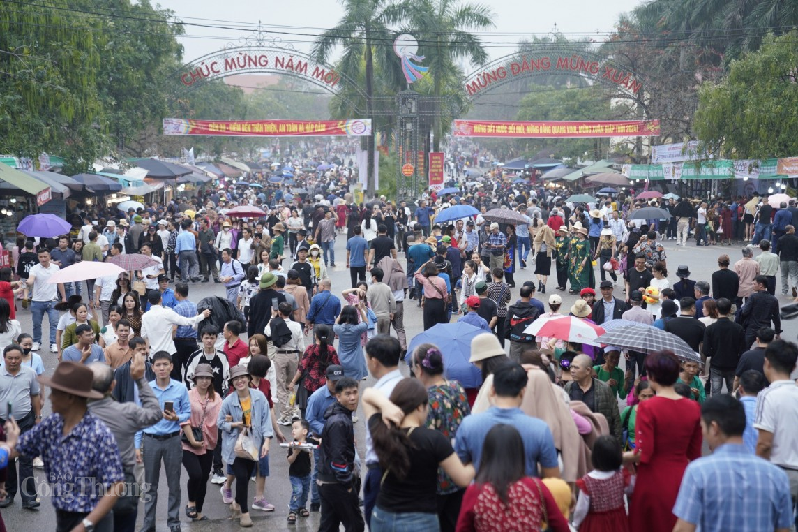 Hàng vạn người đội mưa về Bắc Ninh trẩy hội Lim 2024