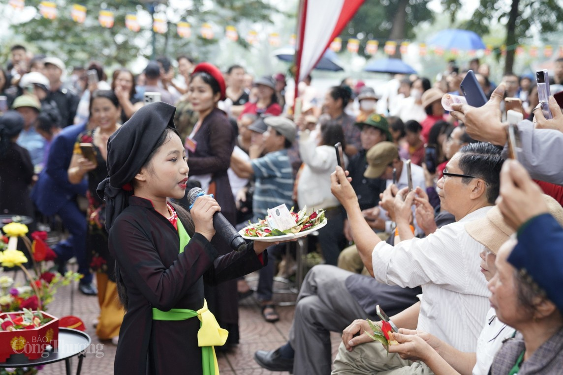 Hàng vạn người đội mưa về Bắc Ninh trẩy hội Lim 2024 Hàng vạn người đội mưa về Bắc Ninh trẩy hội Lim 2024