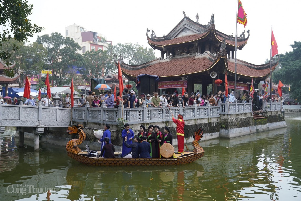Hàng vạn người đội mưa về Bắc Ninh trẩy hội Lim 2024 Hàng vạn người đội mưa về Bắc Ninh trẩy hội Lim 2024