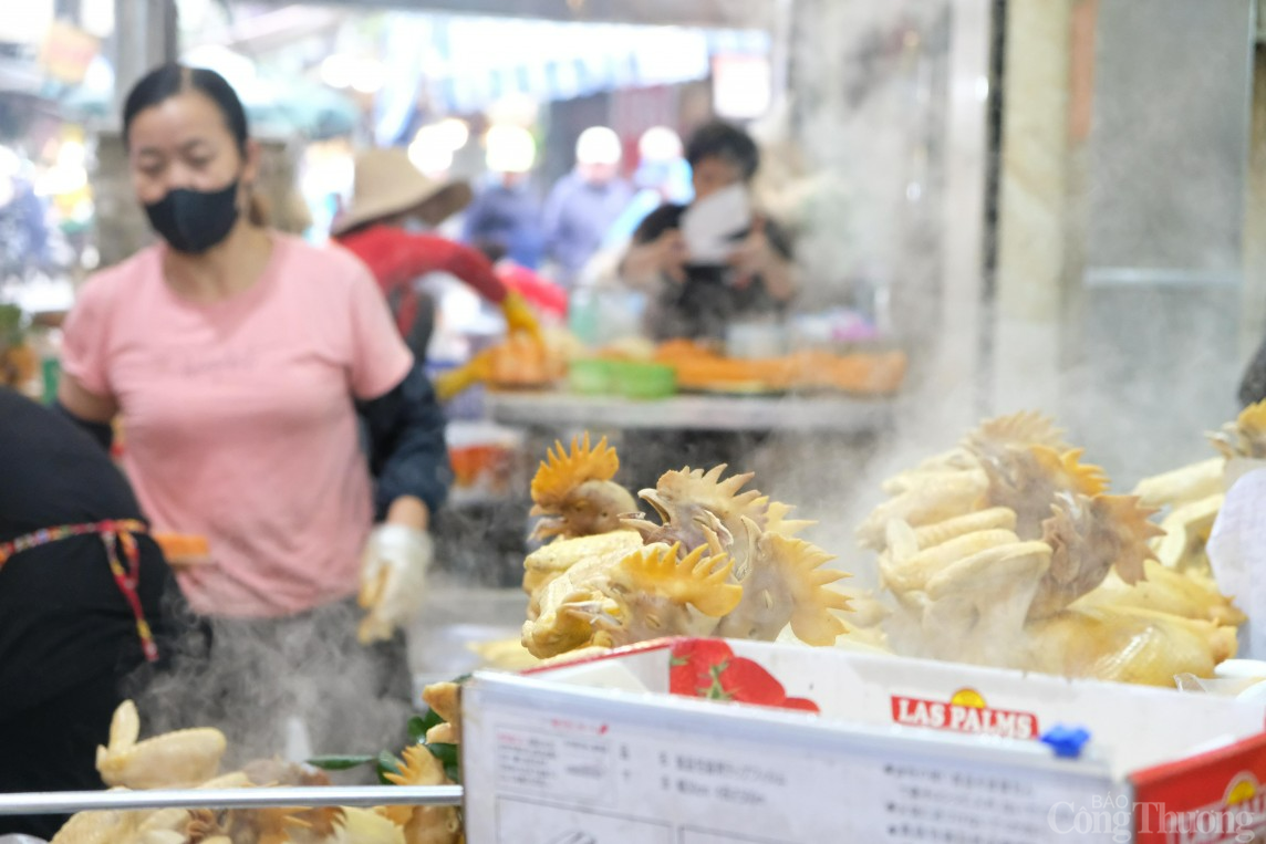 Chen chân mua mâm cỗ cúng Tết Nguyên tiêu ở phố cổ Hà Nội