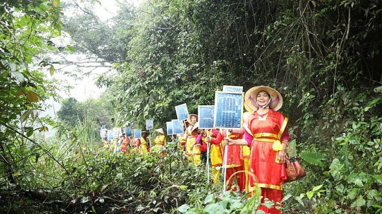 Ninh Bình: Hàng nghìn du khách về với lễ hội đền Cát Đùn năm 2024