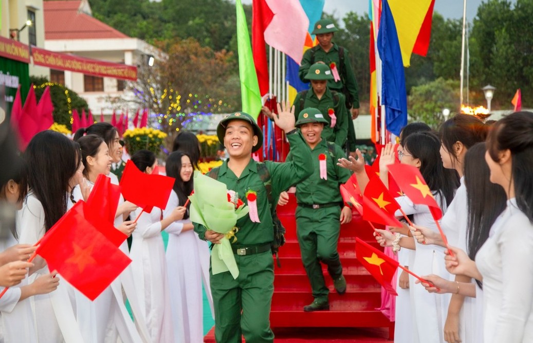 Thanh niên Quân khu 5 hăng hái lên đường nhập ngũ