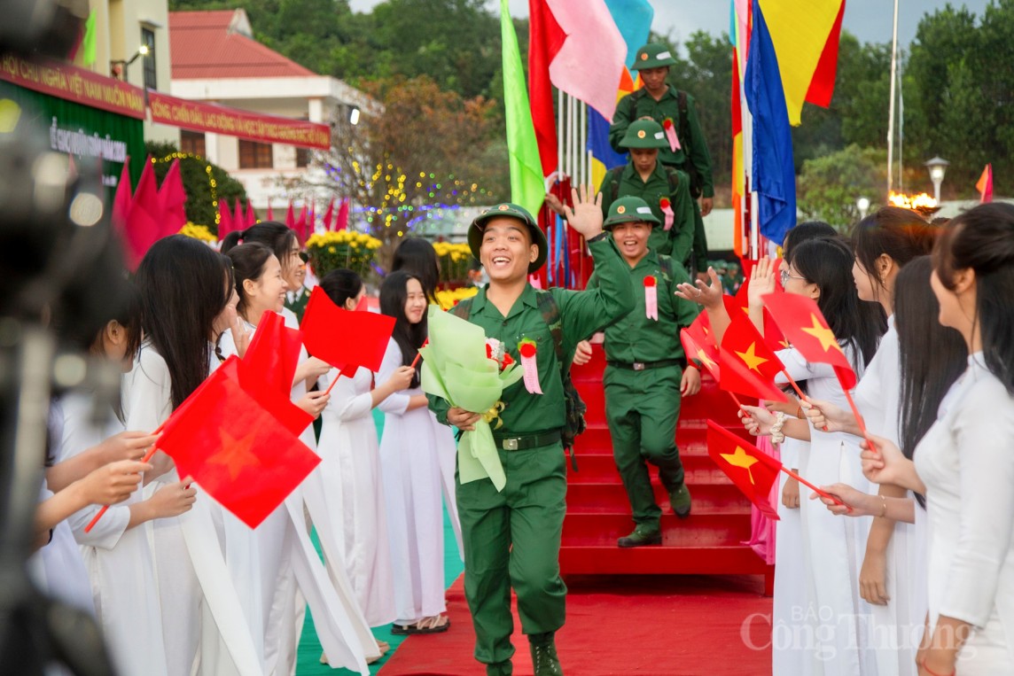 Thanh niên Quân khu 5 hăng hái lên đường nhập ngũ