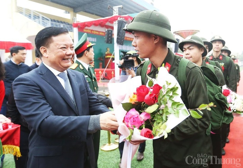 Hà Nội: Thanh niên hăng hái lên đường nhập ngũ