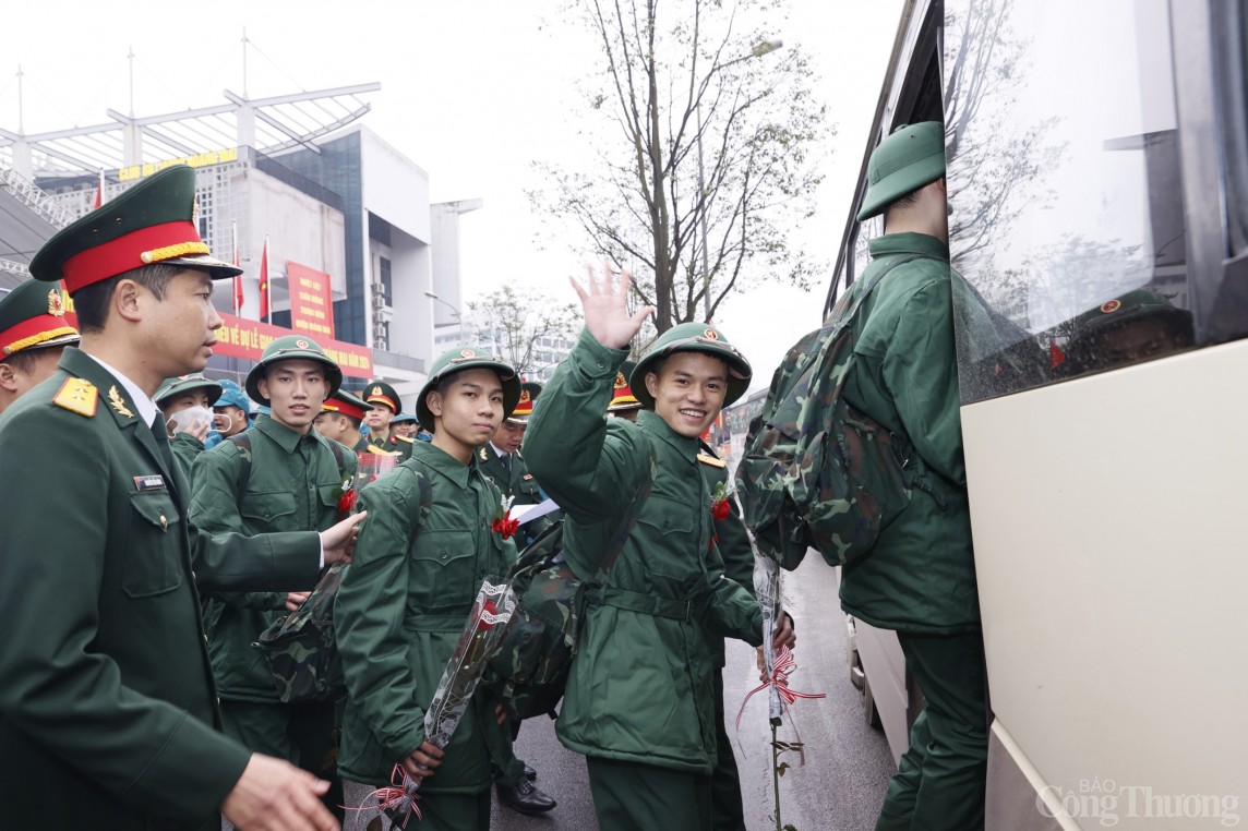 Hà Nội: Thanh niên hăng hái lên đường nhập ngũ