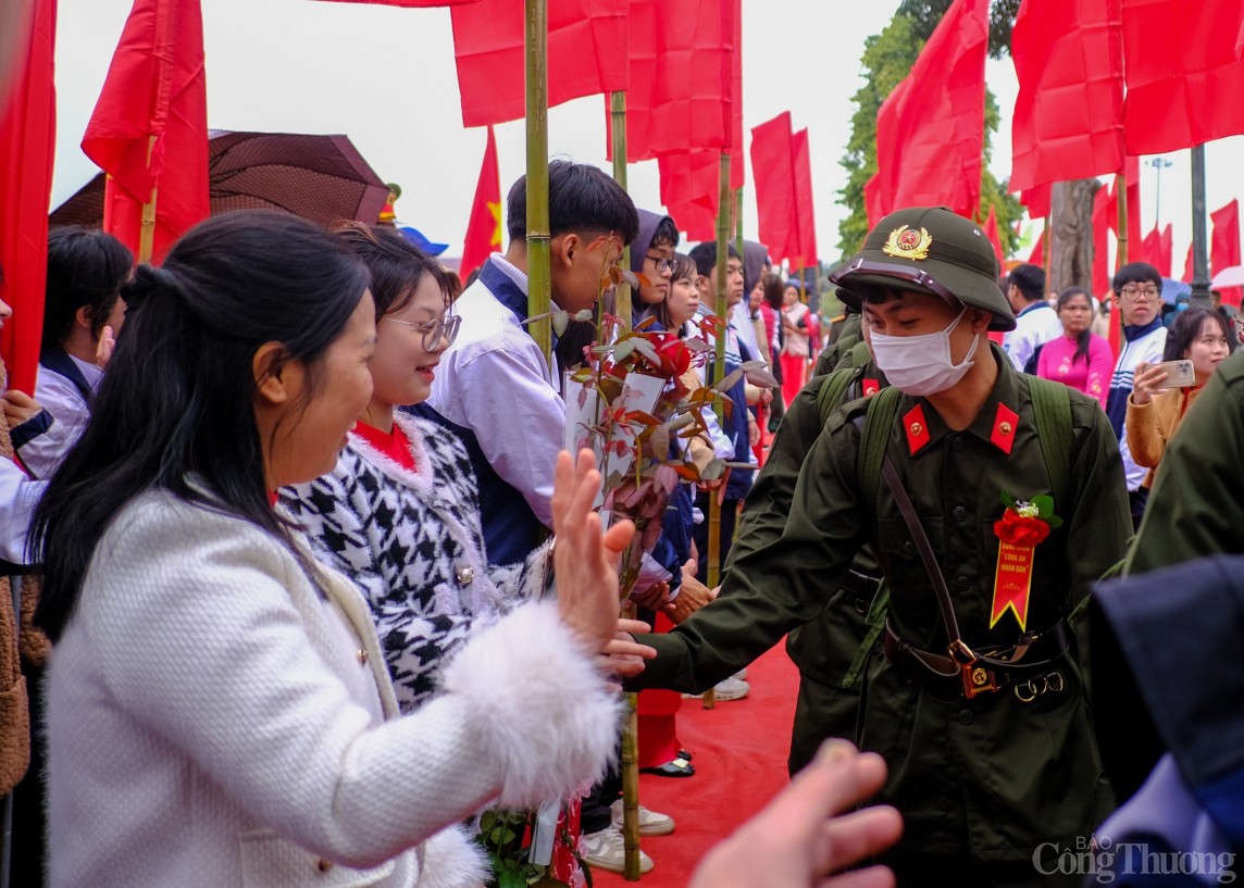 Hà Nội: Thanh niên hăng hái lên đường nhập ngũ