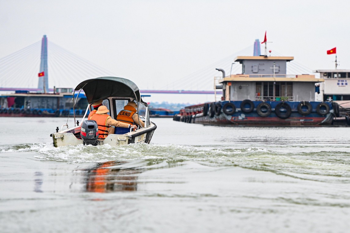 Cảnh sát giao thông phối hợp với 7 địa phương kiểm tra xử vi phạm trên sông Hồng