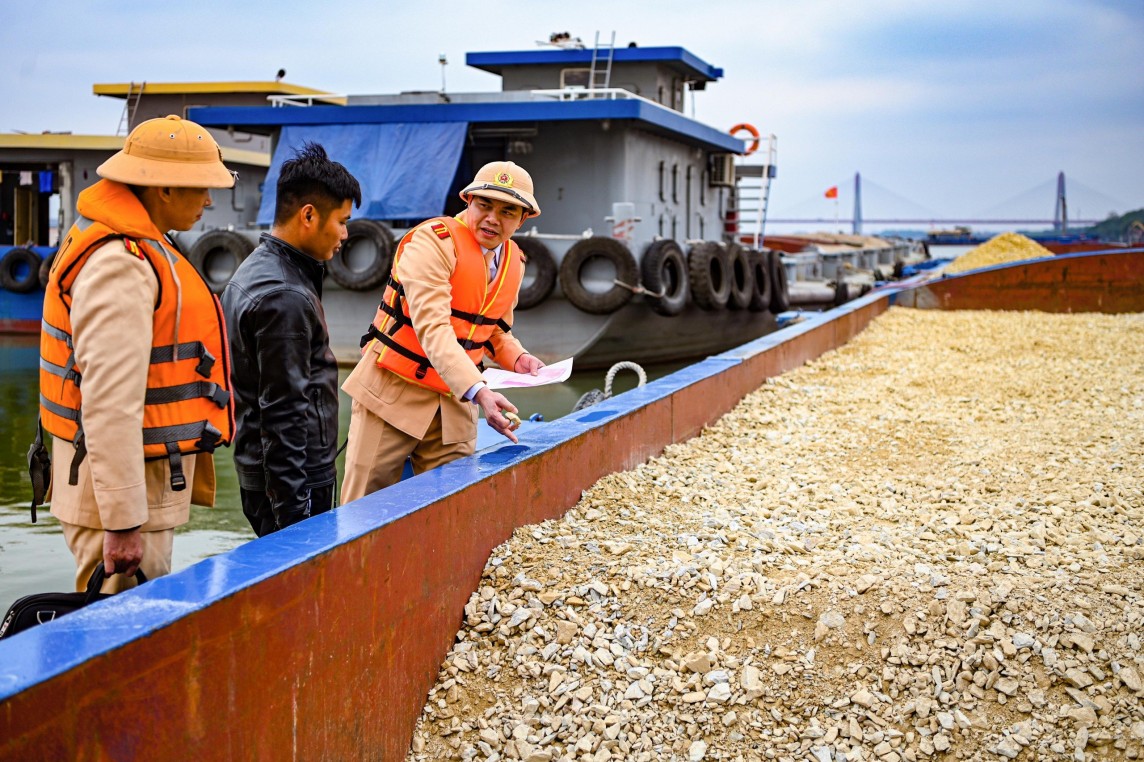 Cục Cảnh sát giao thông hiện đang phối hợp với CATP Hà Nội xác minh 12 tàu thuyền có dấu hiệu vận chuyển hàng trái phép