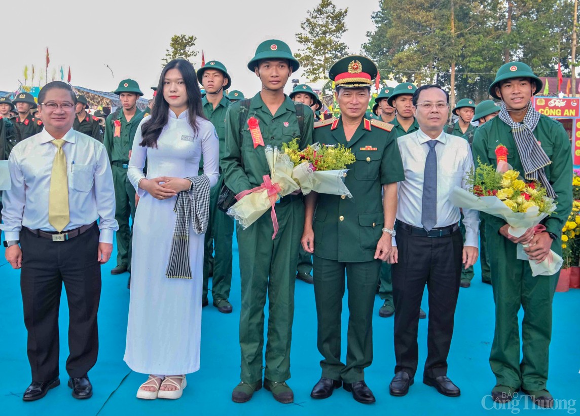 Thanh niên Đồng bằng sông Cửu Long hăng hái lên đường bảo vệ Tổ quốc