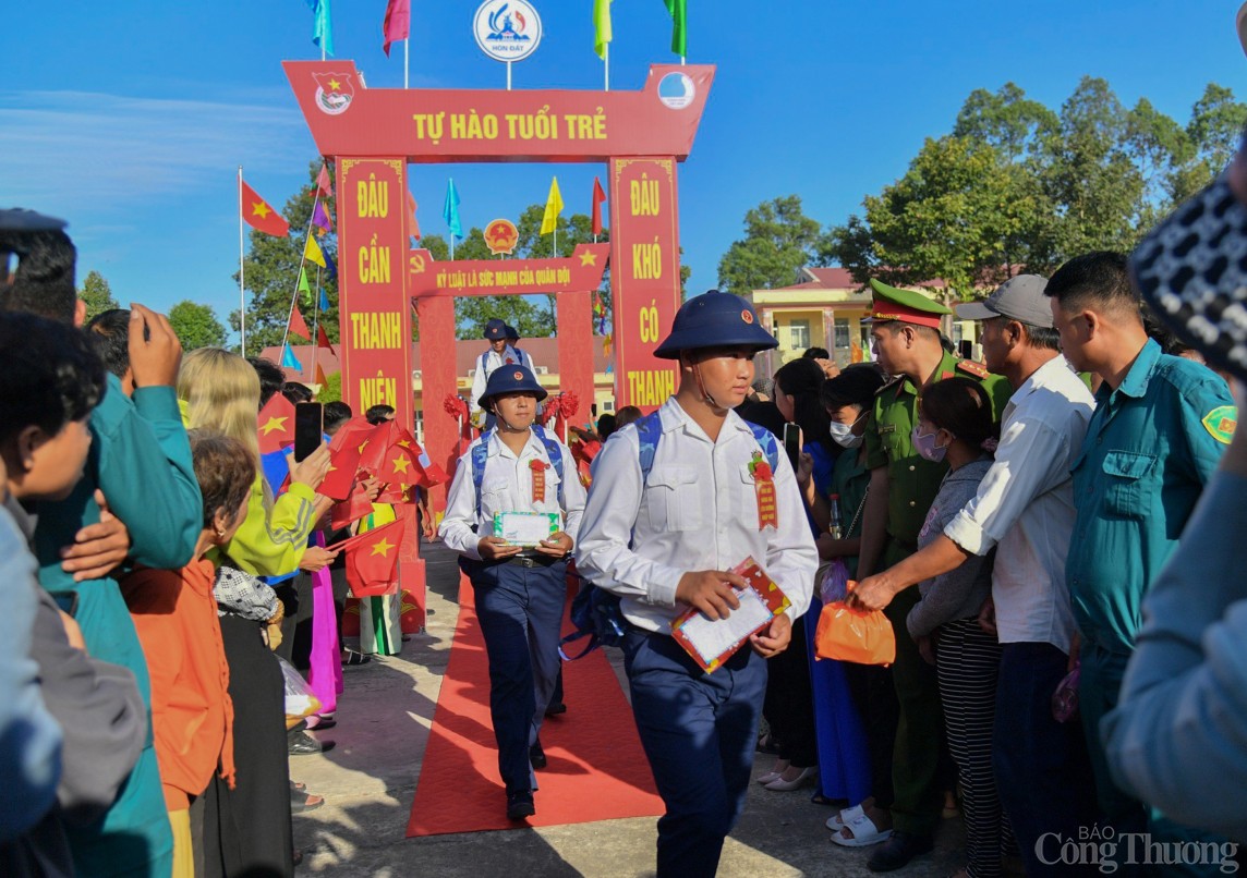 Thanh niên Đồng bằng sông Cửu Long hăng hái lên đường bảo vệ Tổ quốc