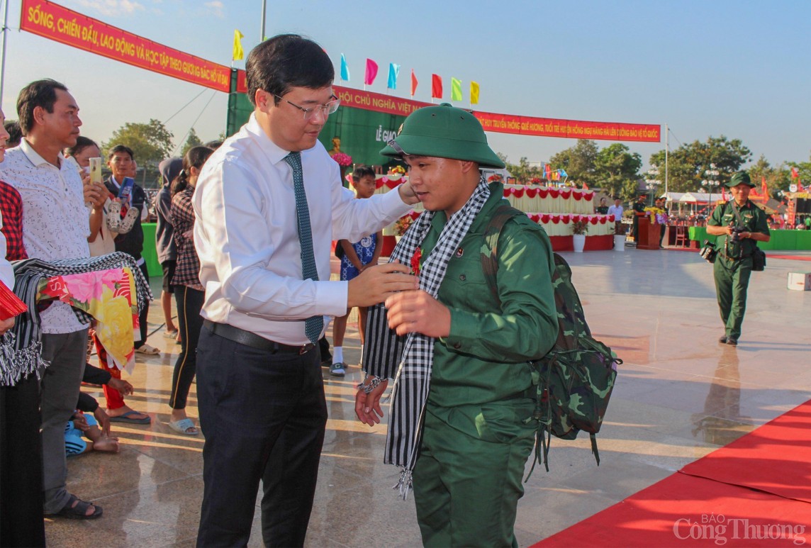 Thanh niên Đồng bằng sông Cửu Long hăng hái lên đường bảo vệ Tổ quốc