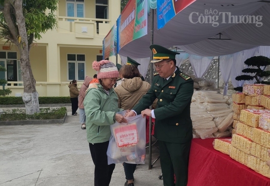 thanh hoa am ap nhung gian hang 0 dong danh cho nguoi ngheo o vung bien
