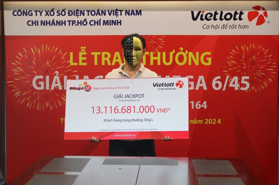 Hai người đàn ông vừa được trao thưởng Jackpot Vietlott nói gì?