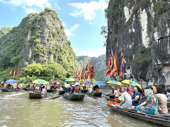 gia ve may bay tang doanh nghiep lu hanh lo du lich noi dia gap kho khan