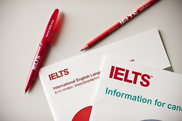 luyện thi IELTS nên từ lớp 10, tốt nhất là lớp 11 nếu thực sự cần chứng chỉ ngoại ngữ này để nộp hồ sơ xét tuyển các trường ĐH trong nước hoặc nước ngoài