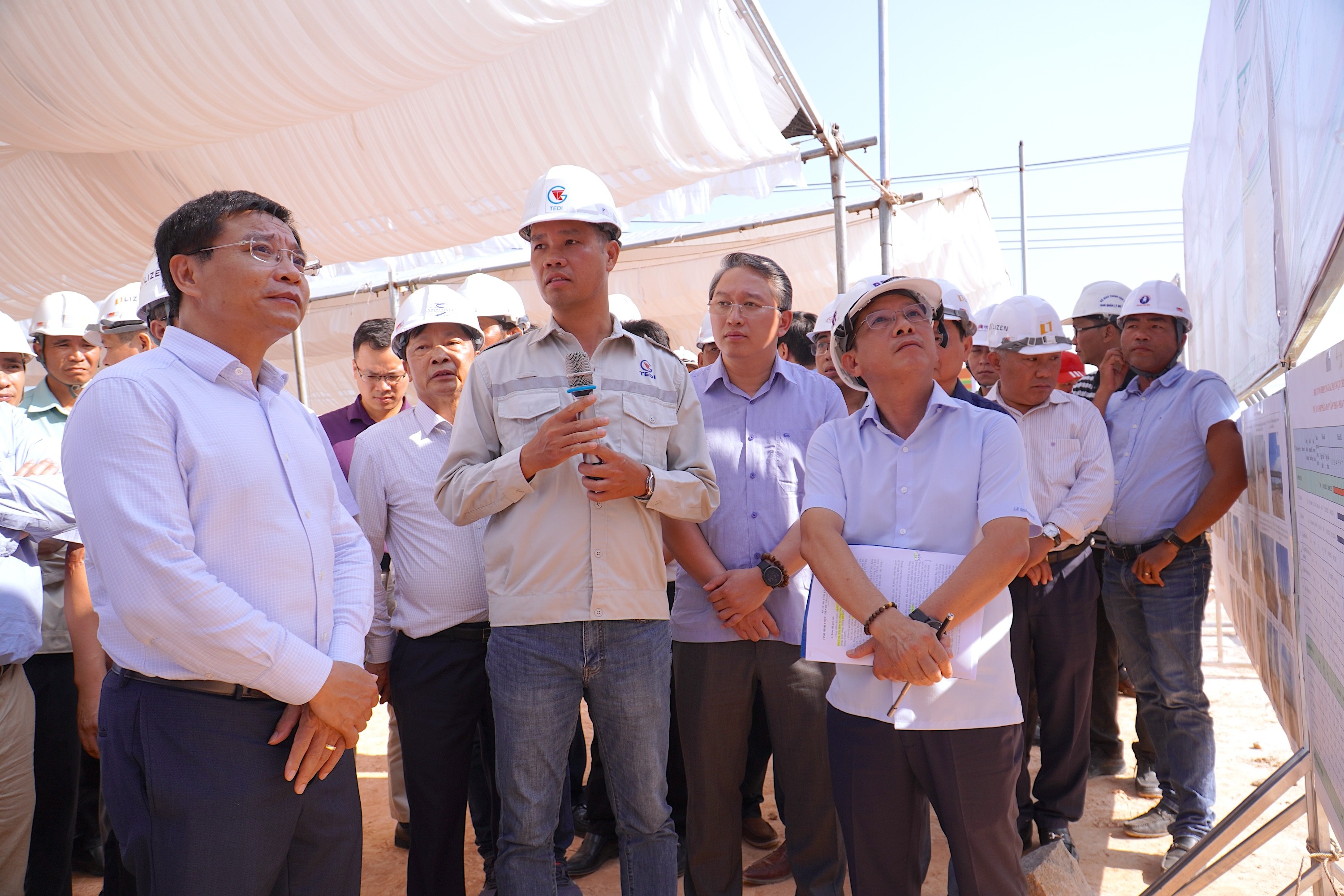 Bộ trưởng Bộ Giao thông vận tải Nguyễn Văn Thắng kiểm tra tình hình thực hiện dự án cao tốc Vân Phong - Nha Trang. Ảnh: Đức Thảo