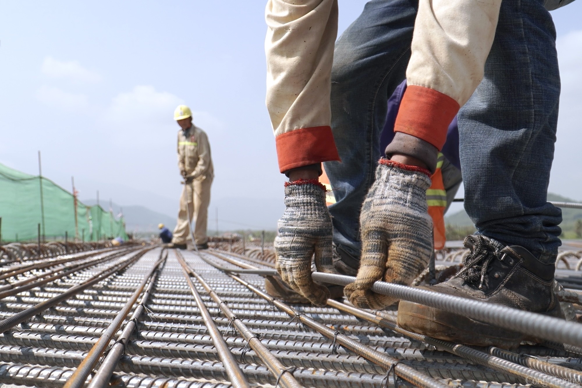 Hối hả trên công trường cao tốc Vân Phong - Nha Trang