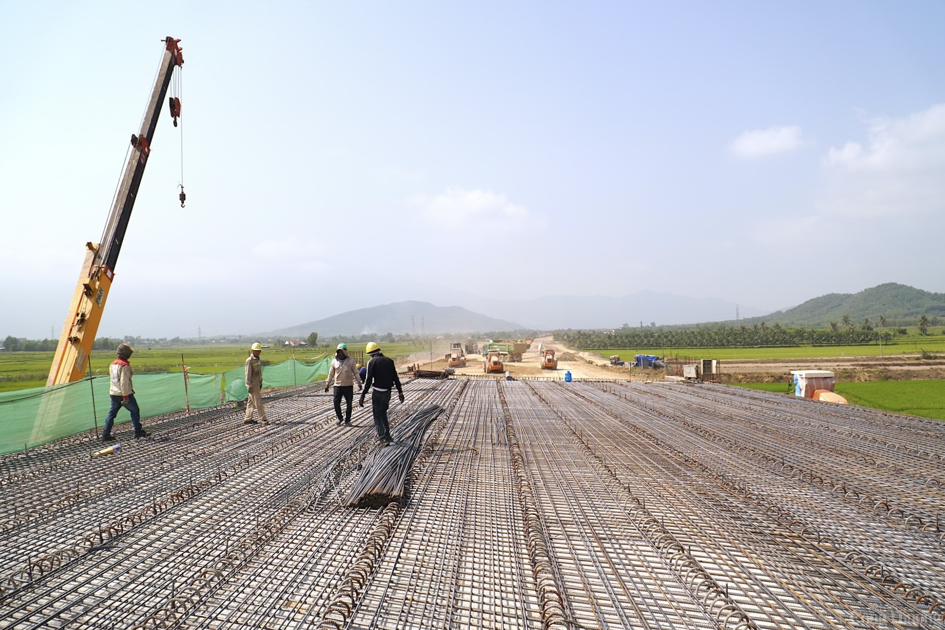 Hối hả trên công trường cao tốc Vân Phong   Nha Trang