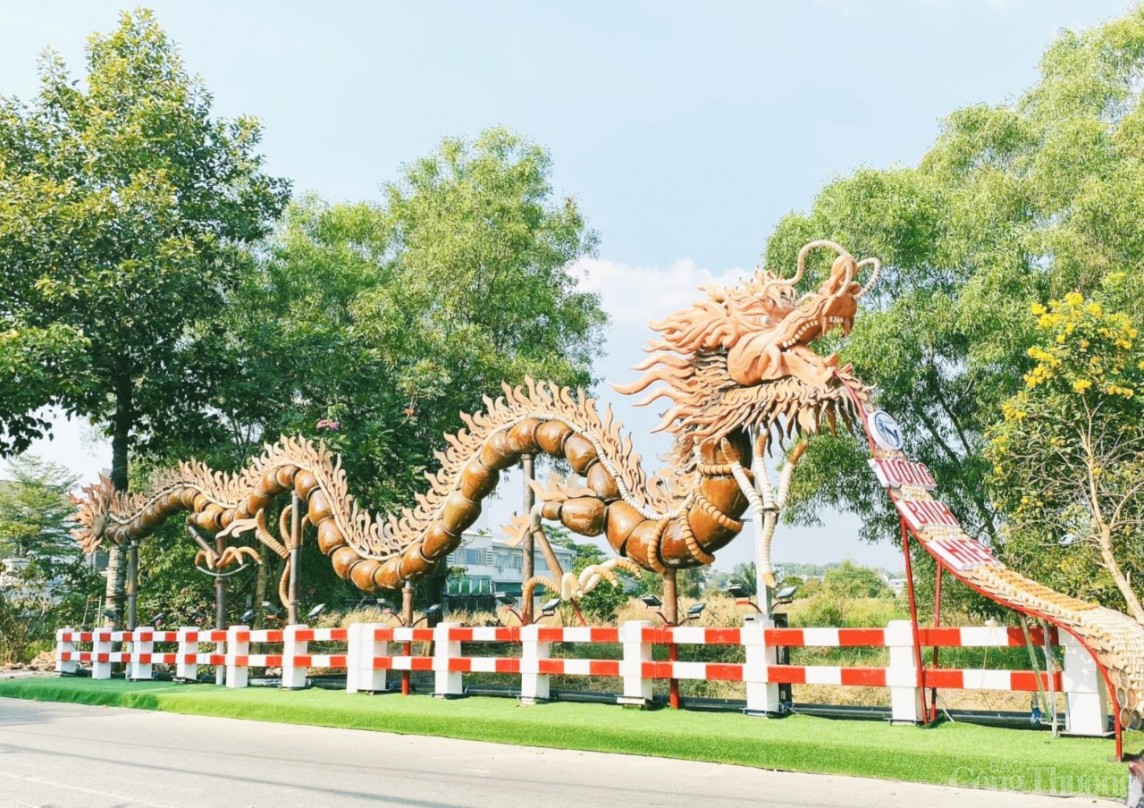 Bình Dương: Cặp rồng làm bằng lu gốm được xác lập kỷ lục Việt Nam Bình Dương: Cặp rồng làm bằng lu gốm được xác lập kỷ lục Việt Nam