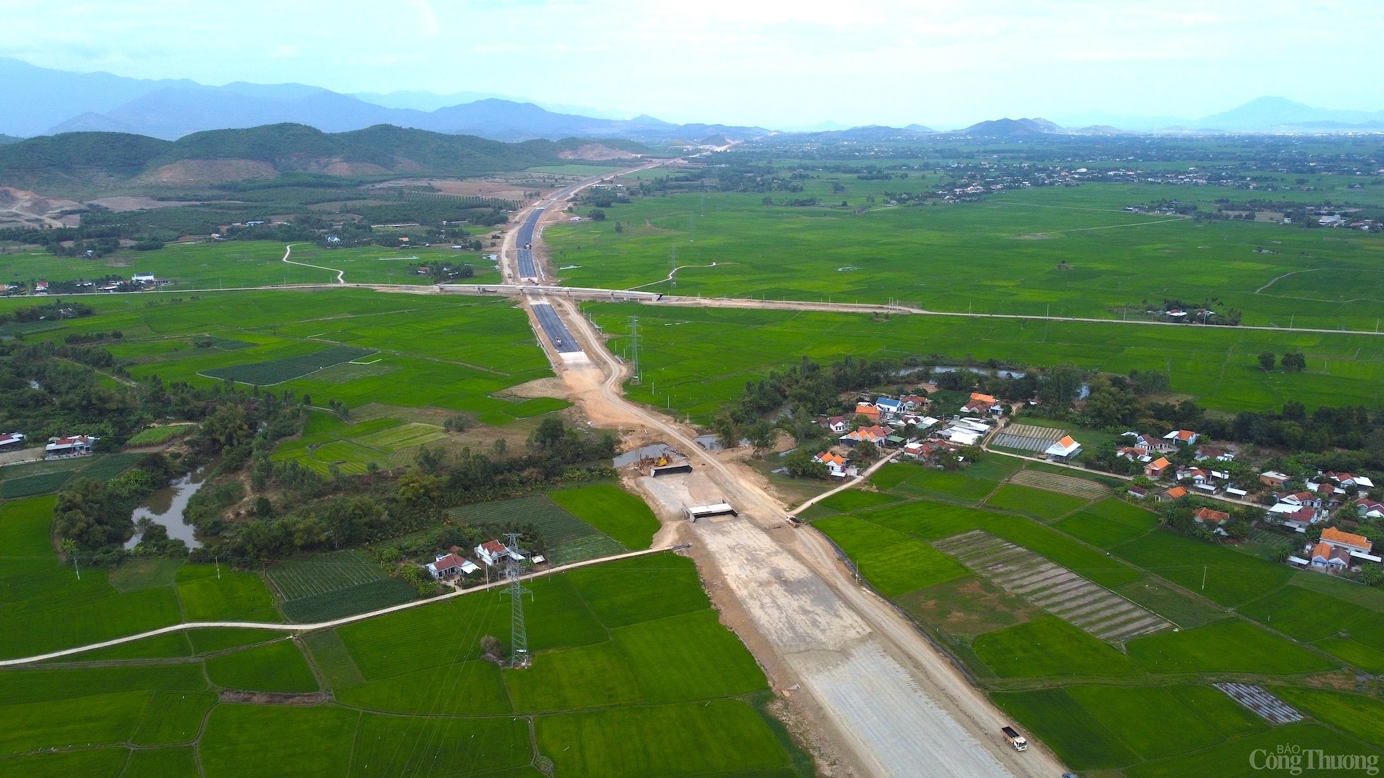 Hối hả trên công trường cao tốc Vân Phong - Nha Trang