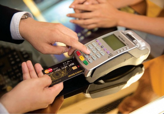 thanh toan khong dung tien mat cay atm giam diem chap nhan thanh toan pos tang