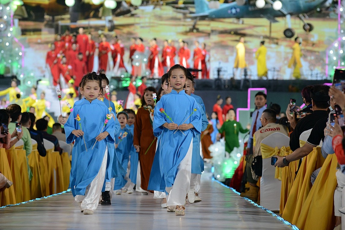 Bùng nổ đêm khai mạc Lễ hội Áo dài TP. Hồ Chí Minh lần thứ 10