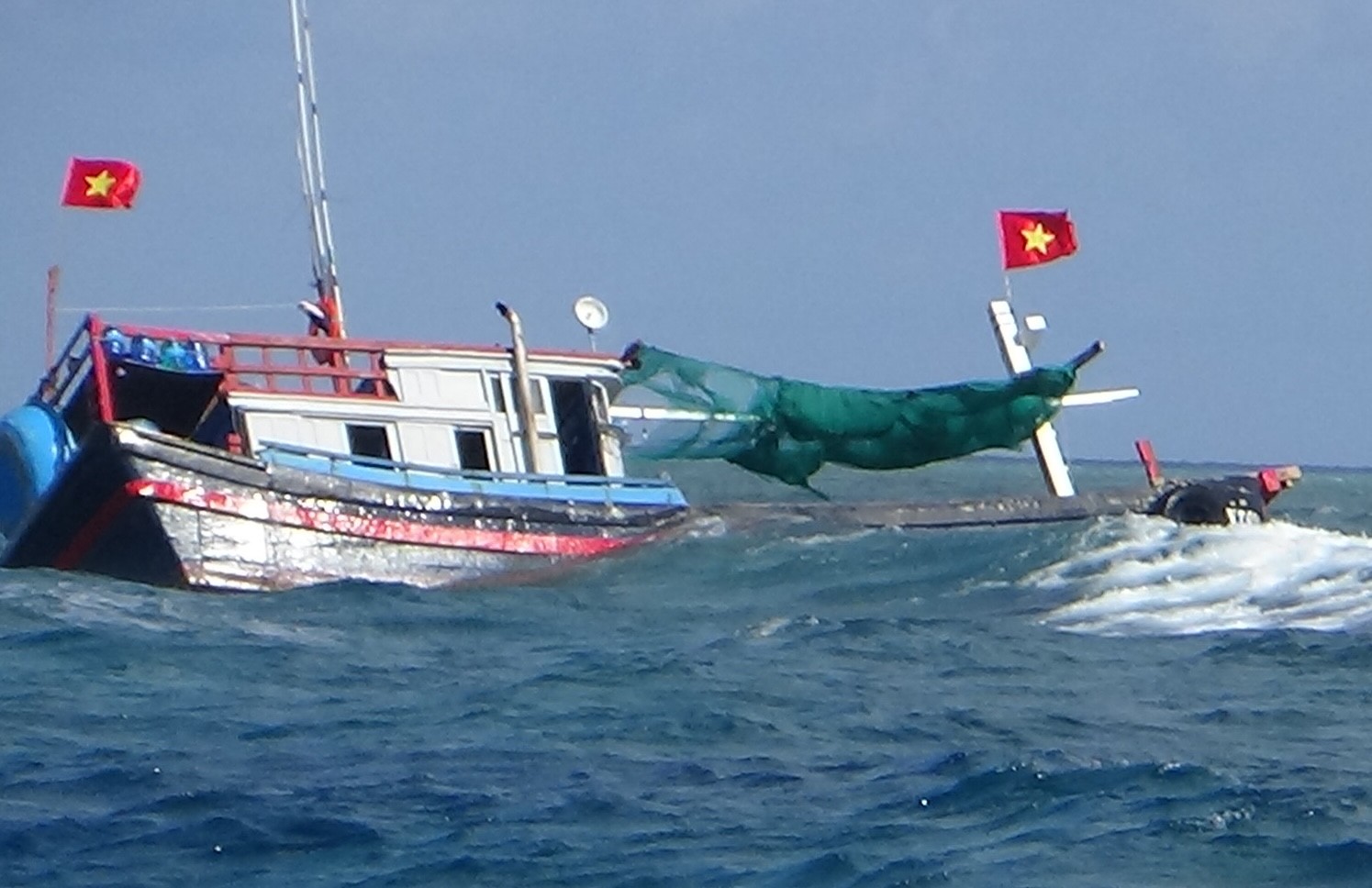 Tàu cá NT 90018TS bị sóng đánh chìm