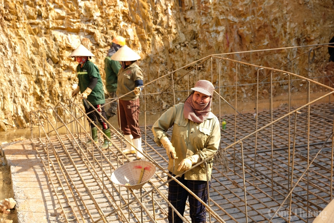 “3 ca 4 kíp, vượt nắng thắng mưa” ngày đêm thi công đường dây 500kV mạch 3 “3 ca 4 kíp, vượt nắng thắng mưa” ngày đêm thi công đường dây 500kV mạch 3