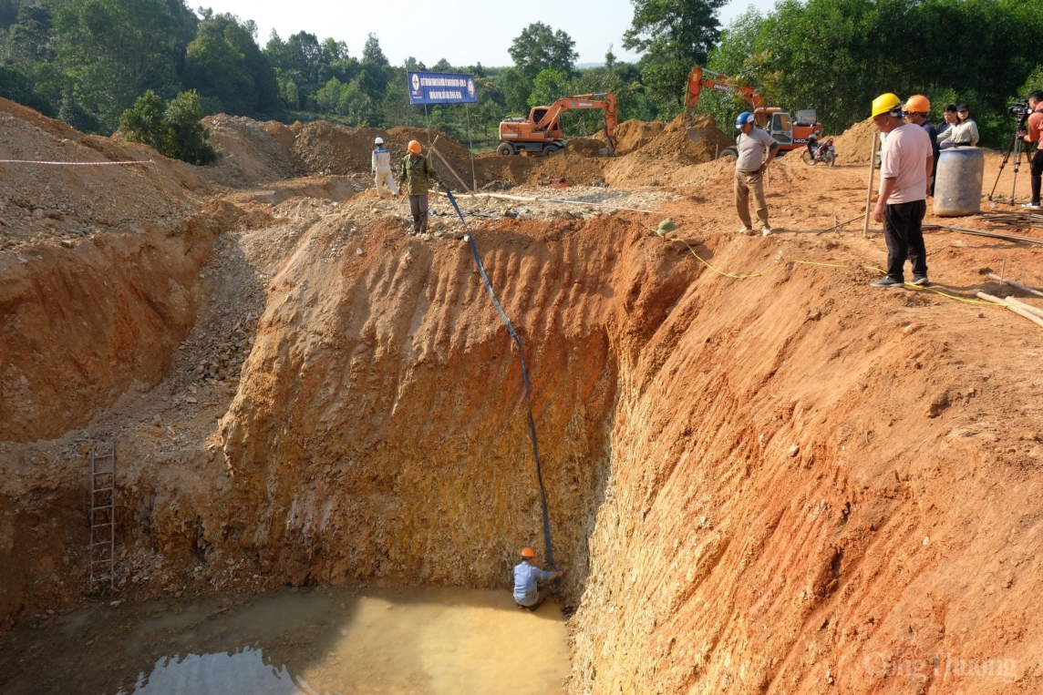 “3 ca 4 kíp, vượt nắng thắng mưa” ngày đêm thi công đường dây 500kV mạch 3