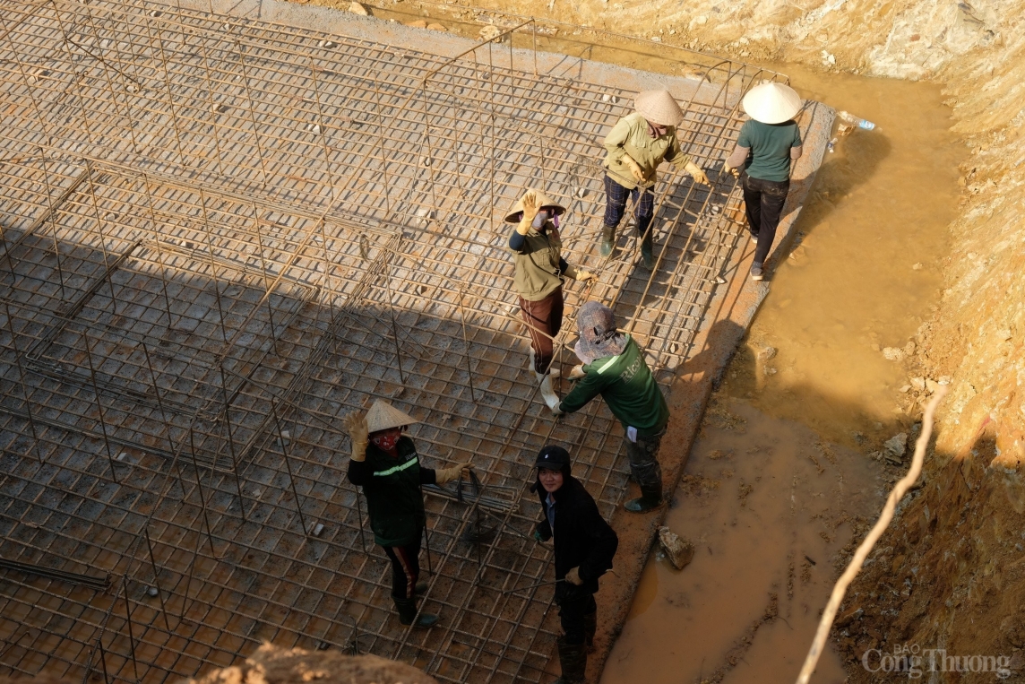 “3 ca 4 kíp, vượt nắng thắng mưa” ngày đêm thi công đường dây 500kV mạch 3 “3 ca 4 kíp, vượt nắng thắng mưa” ngày đêm thi công đường dây 500kV mạch 3