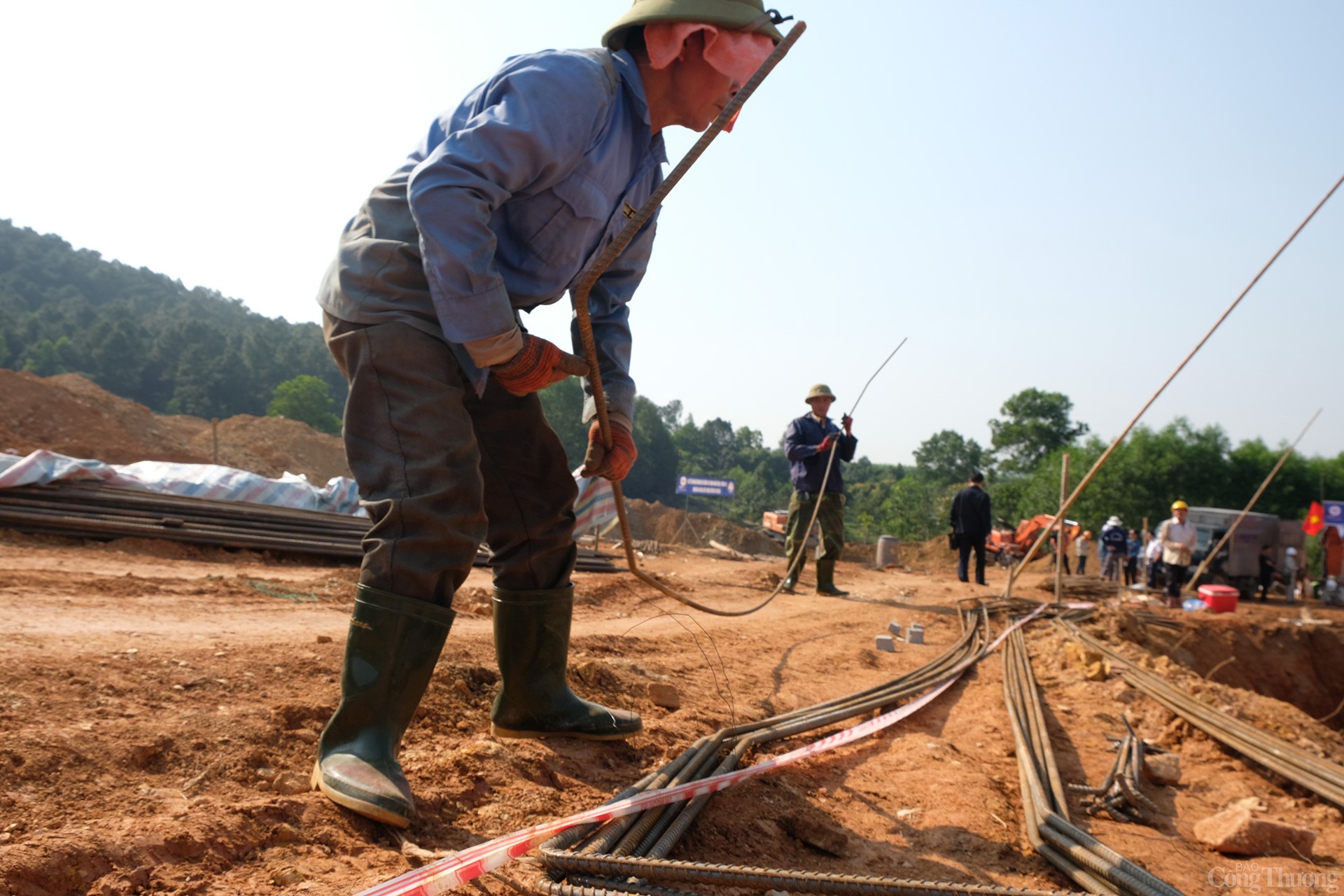 “3 ca 4 kíp, vượt nắng thắng mưa” ngày đêm thi công đường dây 500kV mạch 3 “3 ca 4 kíp, vượt nắng thắng mưa” ngày đêm thi công đường dây 500kV mạch 3