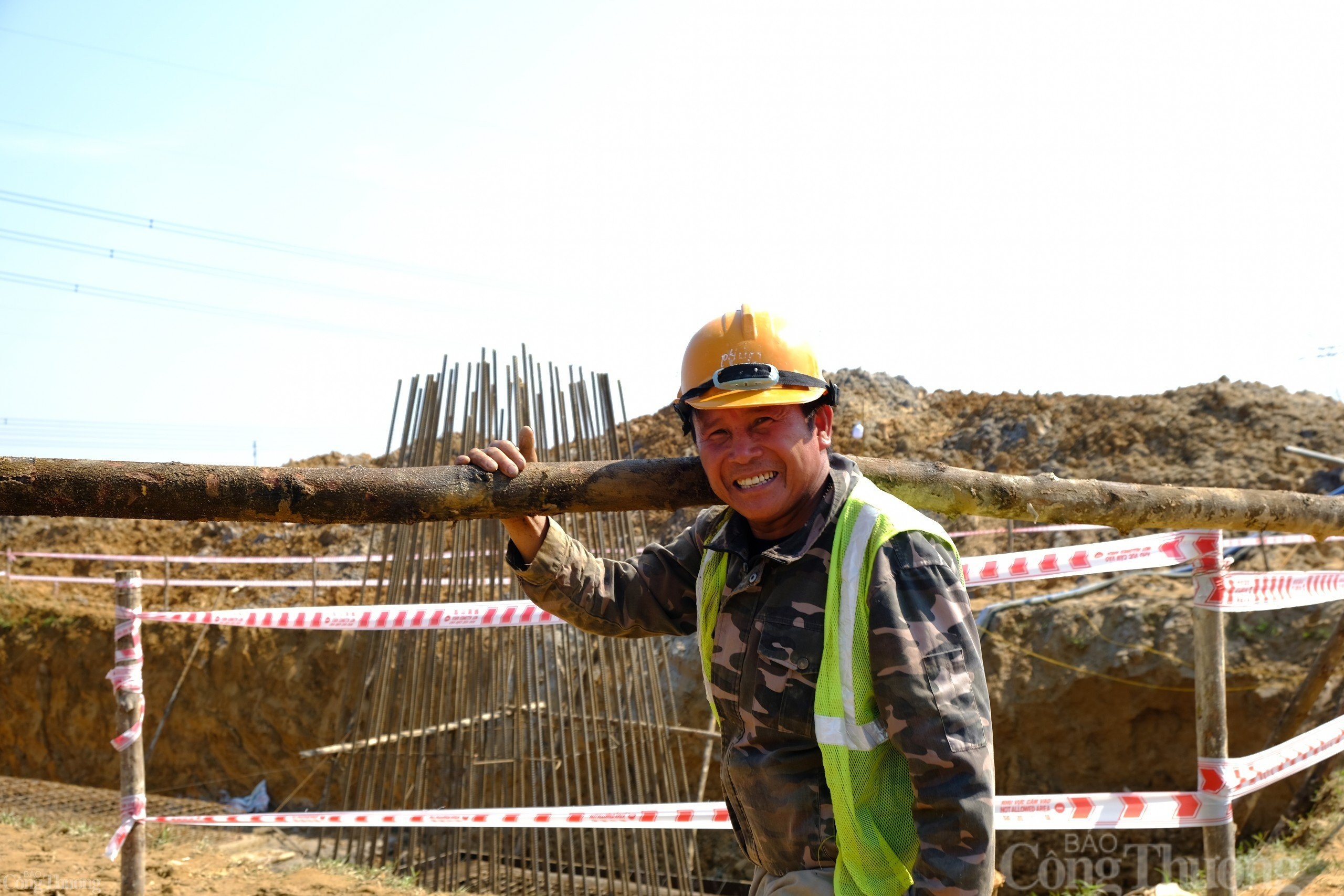 “3 ca 4 kíp, vượt nắng thắng mưa” ngày đêm thi công đường dây 500kV mạch 3 “3 ca 4 kíp, vượt nắng thắng mưa” ngày đêm thi công đường dây 500kV mạch 3
