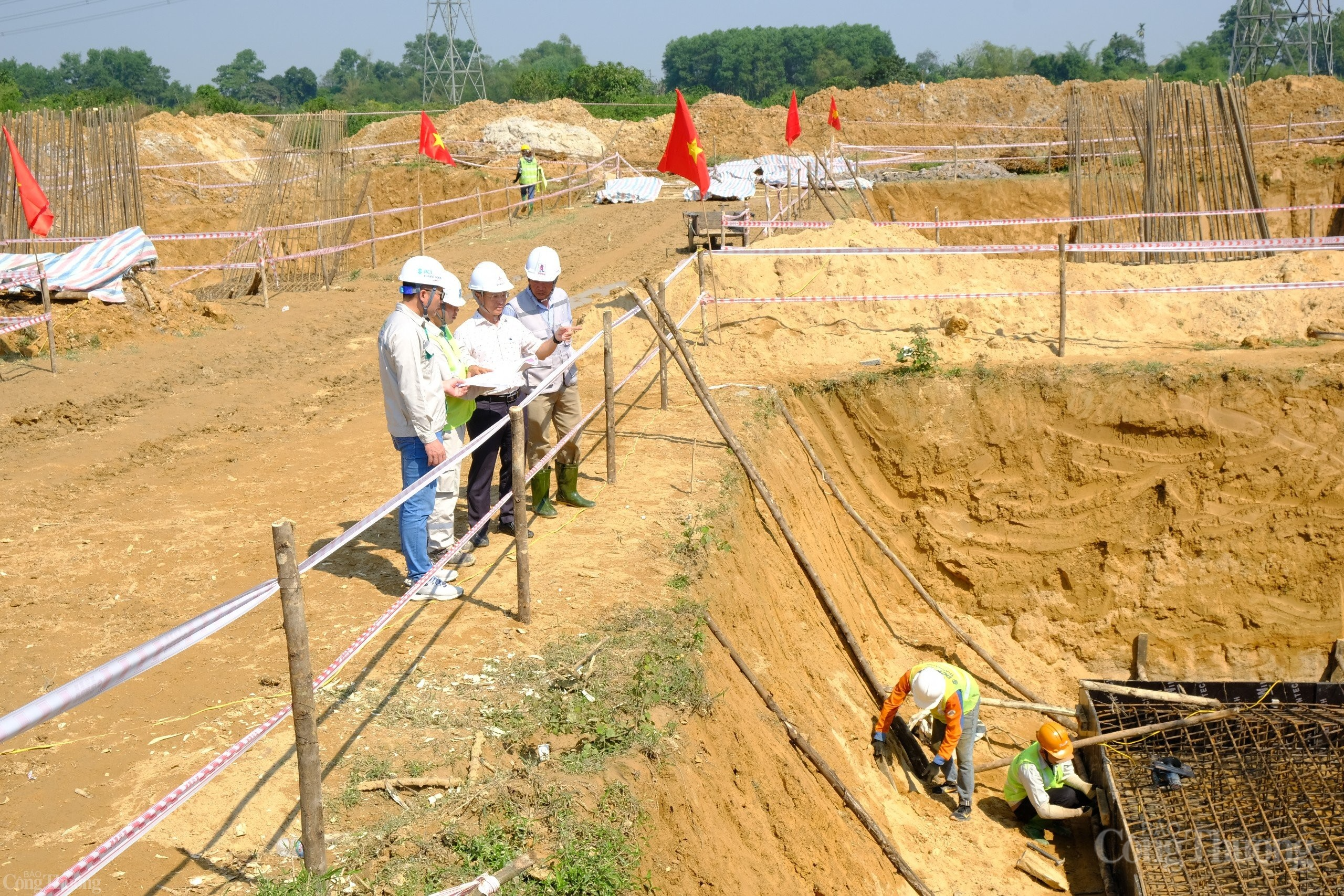 “3 ca 4 kíp, vượt nắng thắng mưa” ngày đêm thi công đường dây 500kV mạch 3 “3 ca 4 kíp, vượt nắng thắng mưa” ngày đêm thi công đường dây 500kV mạch 3