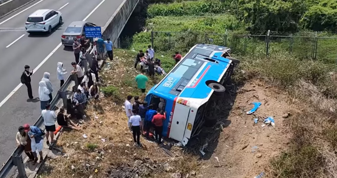 Lật xe khách trên cao tốc TP. Hồ Chí Minh - Trung Lương, nhiều người nhập viện