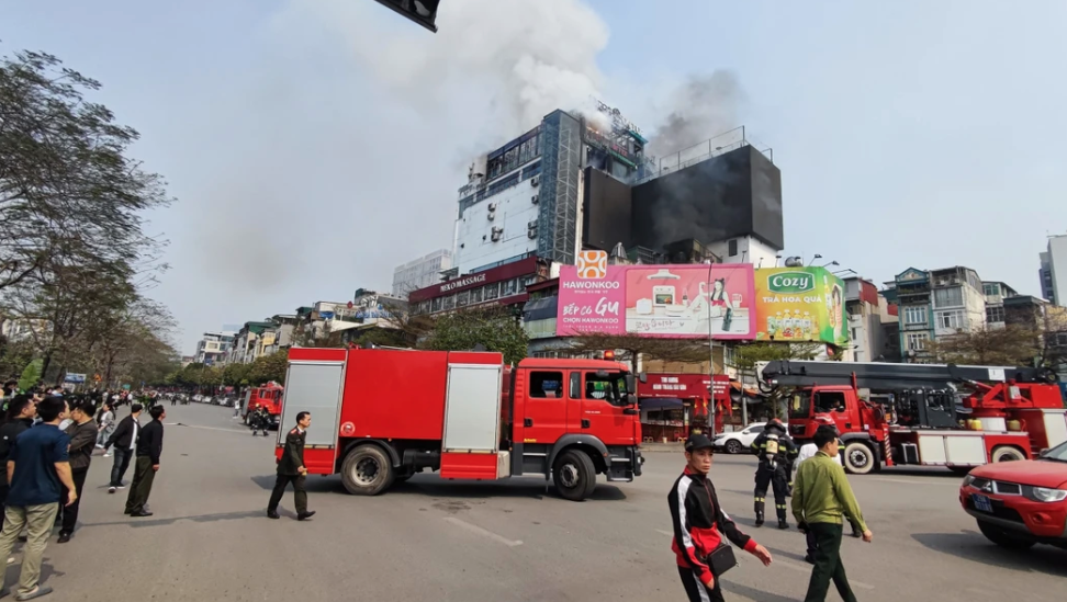 Hà Nội: Cháy tòa nhà cao tầng ở phố Ô Chợ Dừa, khói lửa bốc lên ngùn ngụt