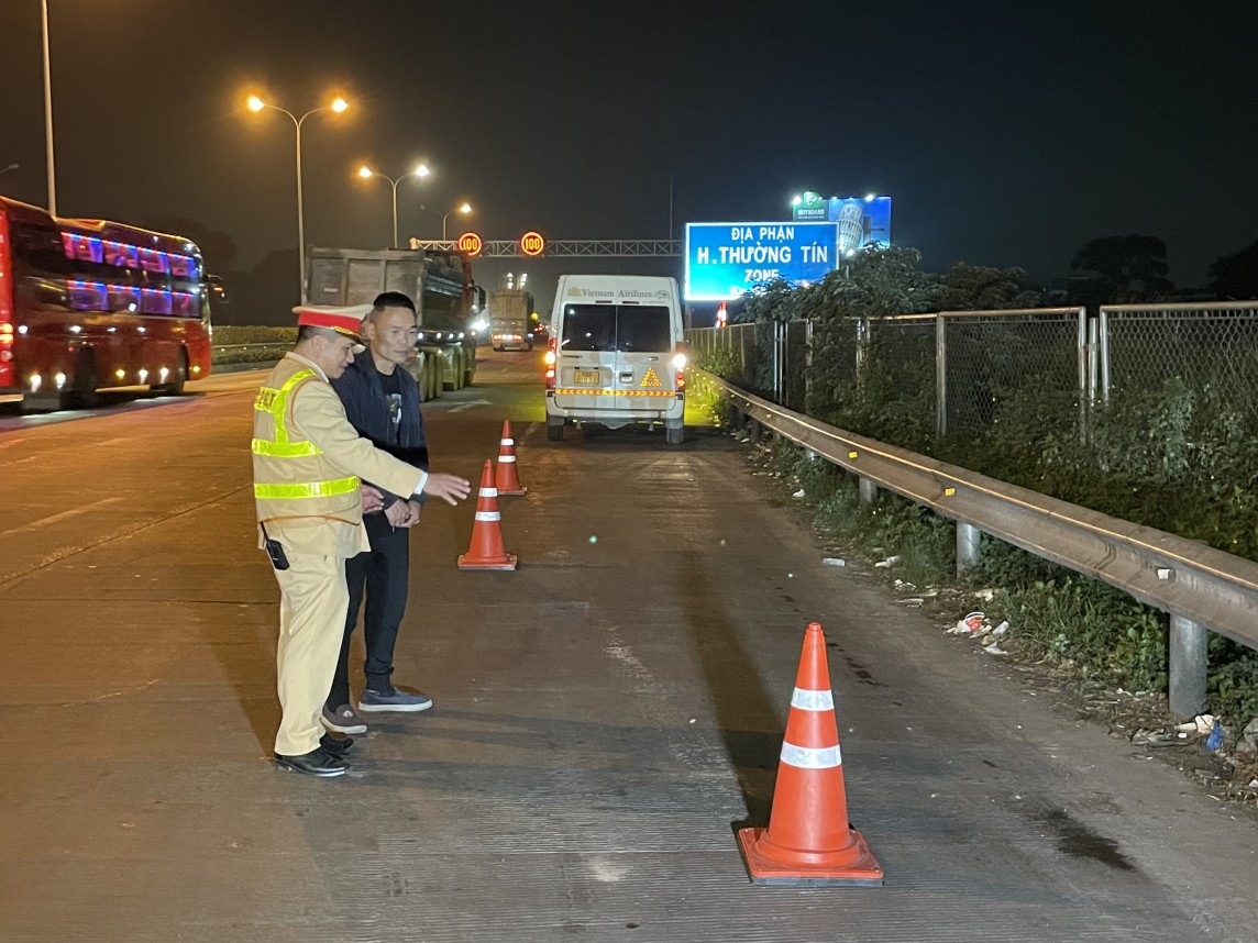 Cảnh sát giao thông dán phản quang cảnh báo cho phương tiện trên cao tốc