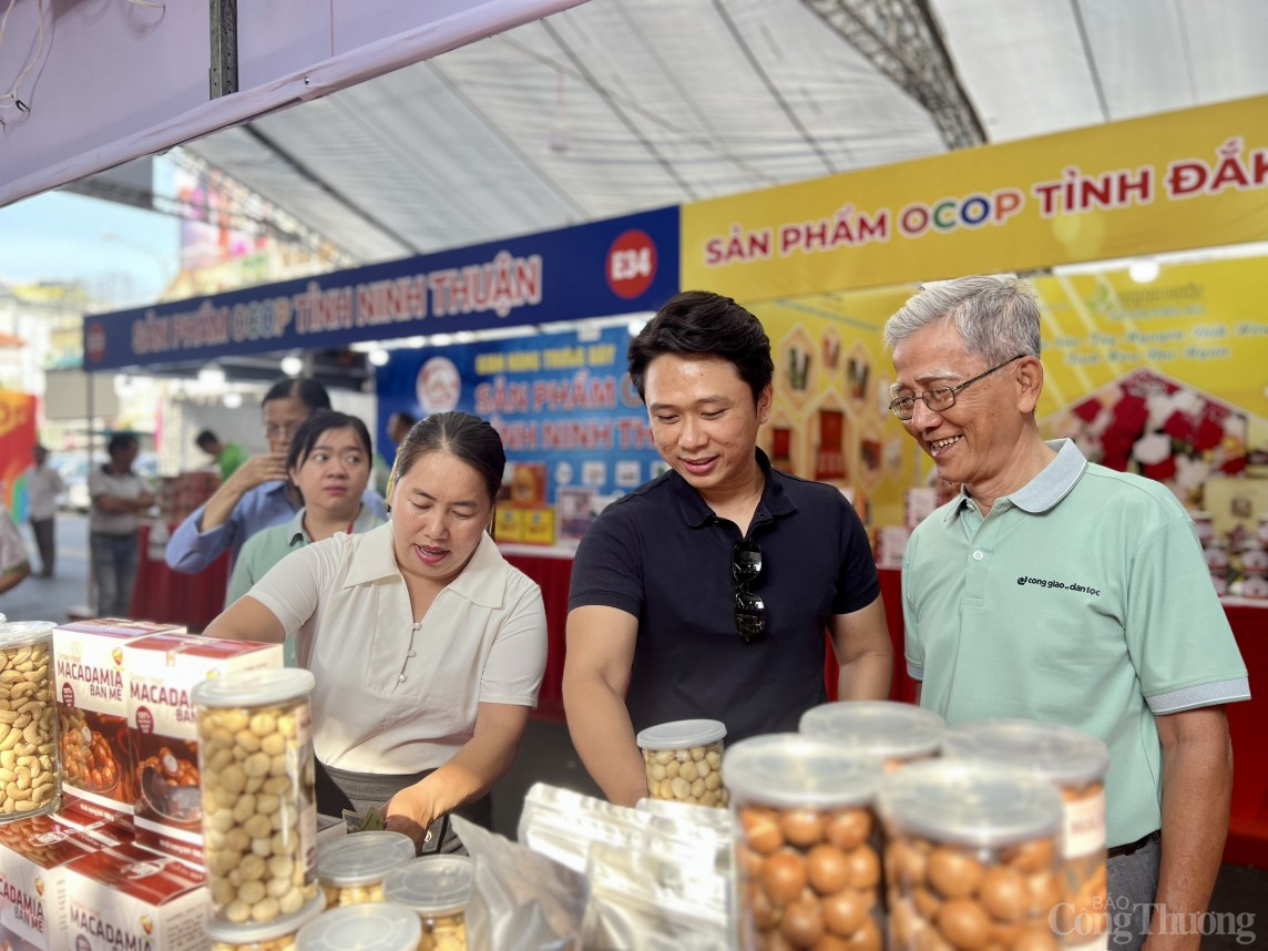 TP. Hồ Chí Minh: Nhộn nhịp ở gian hàng sản phẩm OCOP tại Hội Báo toàn quốc 2024