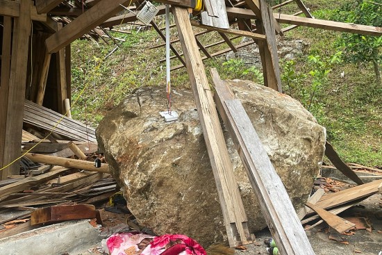 quang nam no min khai thac da lam sap nha dan