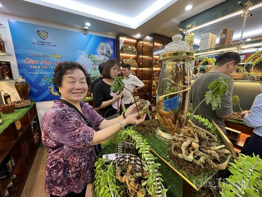 "Sức nóng" từ Phòng Trưng bày Nhận diện hàng thật - hàng giả, hàng vi phạm