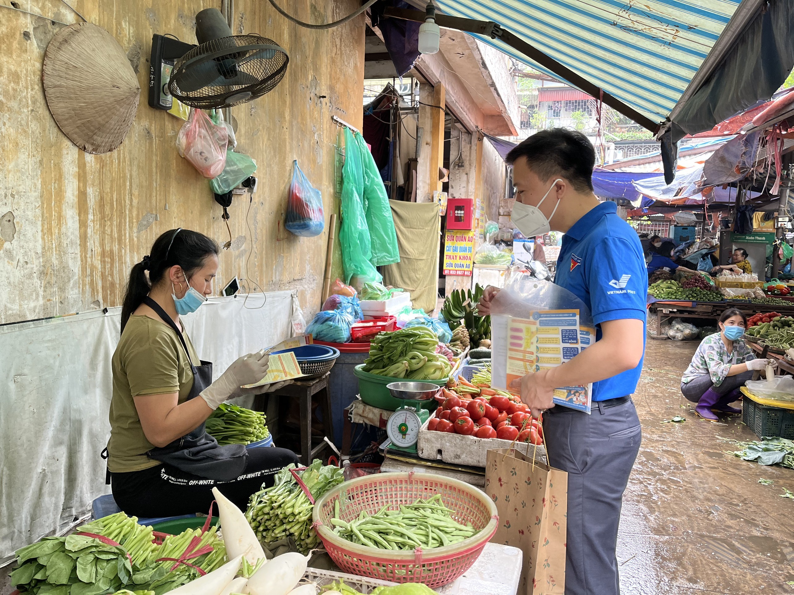 Đoàn thanh niên ra quân tuyên truyền, vận động người dân tham gia bảo hiểm xã hội, bảo hiểm y tế